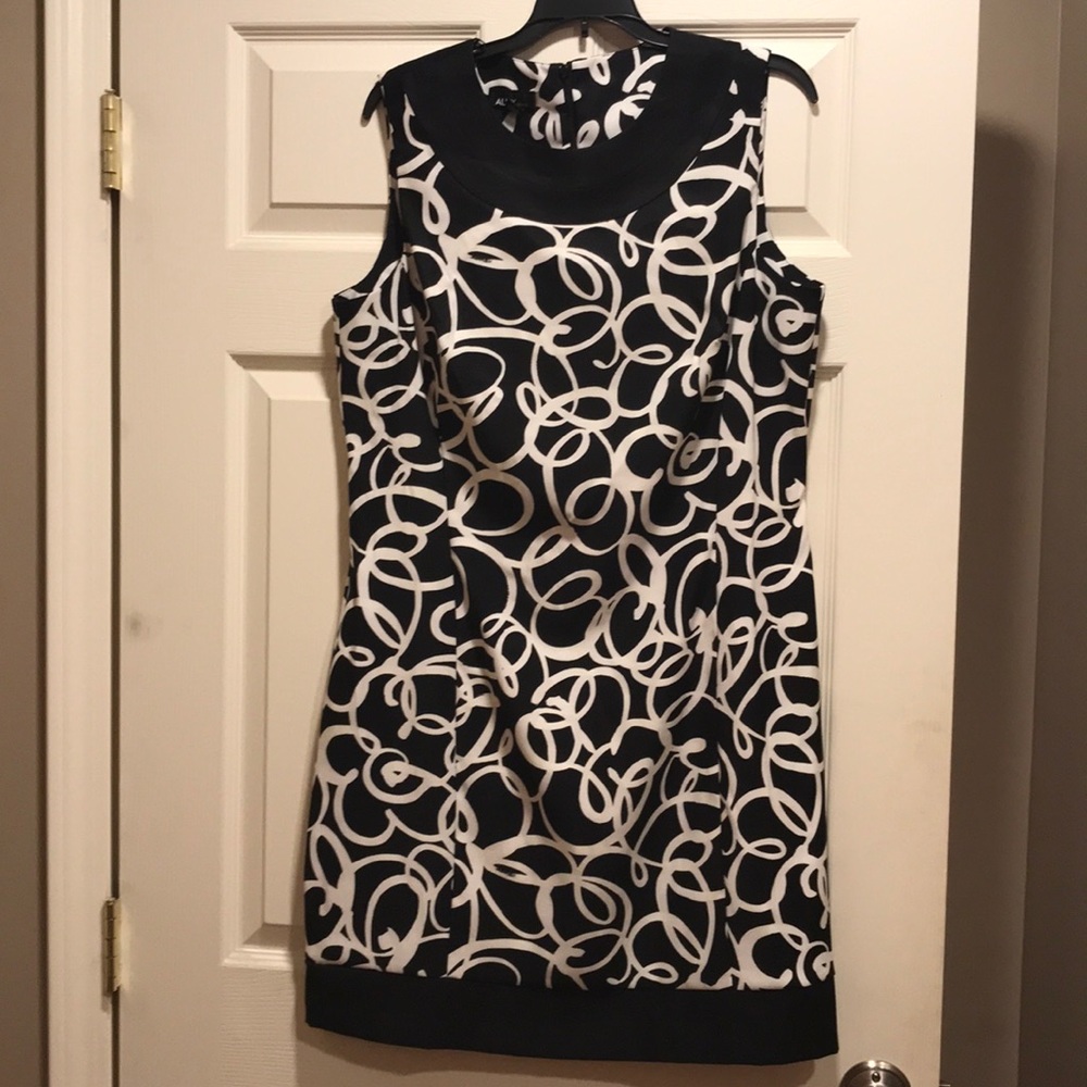 Black and off white sleeveless dress